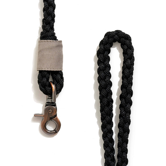 Close-up of BetterLeash Onyx Black Dog Leash Close-up of BetterLeash Onyx Black Dog Leash with reinforced hardware and woven rope construction
